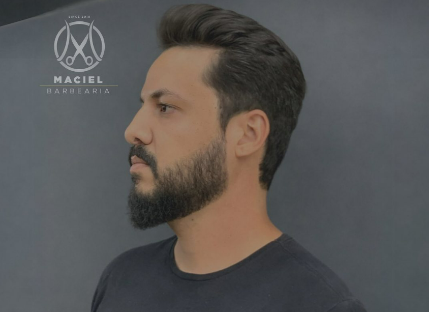 Corte sendo finalizado com tesoura, barbearia premium em BH